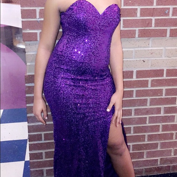 a beautiful classy dress with slit . - Picture 5 of 5